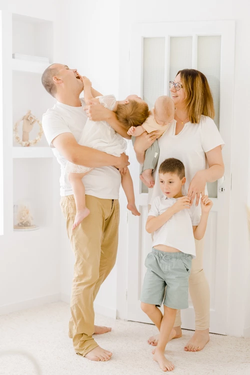 bonheur main enfant sourire famille